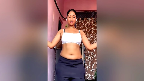 Shaved pussy of amateur brunette is getting fucked