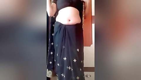 Indian chick in a big ass and booty in amateur solo video