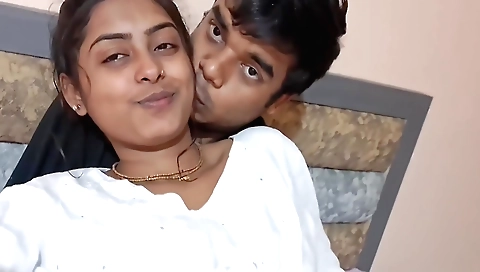 Amateur brunette gets her pussy fucked and her pussy is wet