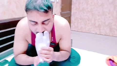 Fatima is doing it in an awesome amateur foot fetish vid