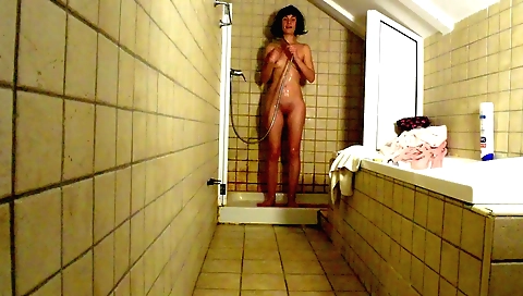 Indian babe shows her shaved pussy in her bed by masturbating