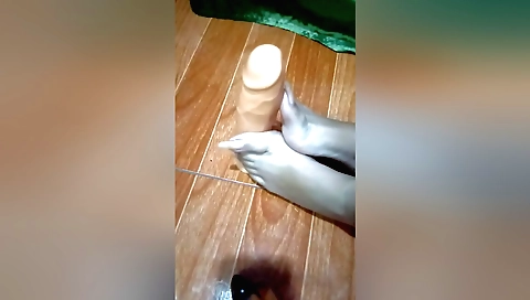 Indian cunted chick plays with her big pussy and dildo