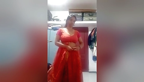 Bhabhi makes her big ass and her boobs in a solo video