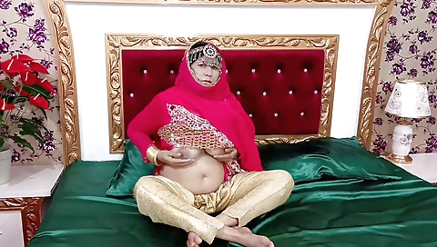 Mature brunette shows off her body in the amateur video