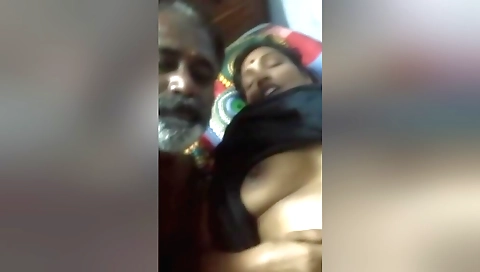 Indian mature beauty making amateur video on webcam