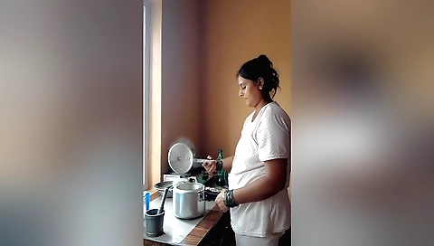 Indian mature woman puja bhabhi in a hot milf clip