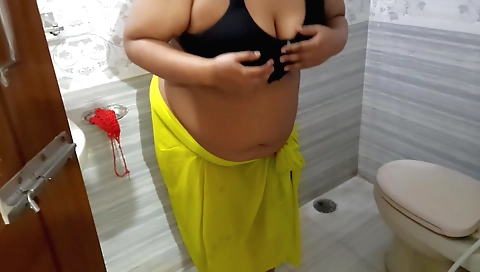 Tamil Rich Hot Aunty Has Sex With Bathroom Water Pipe