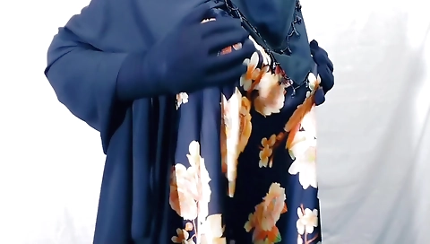 Indian teen gets to fuck her neighbor with her hands