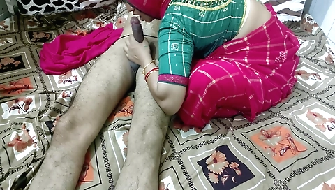 Indian bhabhi in saree handjob in bed and then riding