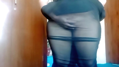 Indian slut with a huge ass has her pussy stretched
