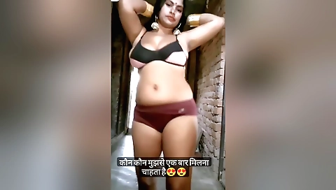 Bhabhi indian girl shows off her big tits and ass in a solo video
