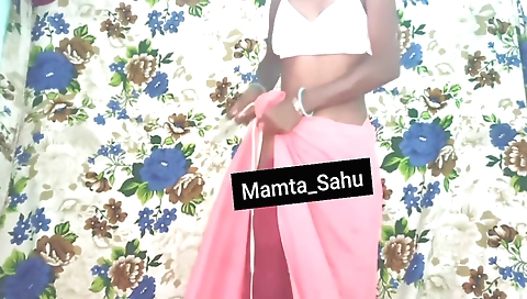 Indian solo female video with her naked body in bed