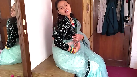 Indian hot brunette dhulandi chudai shows her pussy