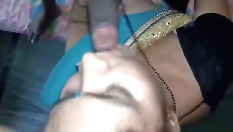 Amateur brunette with shaved pussy gives a blowjob to 3d