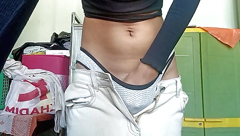 Hot girl shows her beautiful body and pussy in homemade video