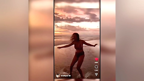 Amateur teen is showing off her body in the outdoor cam