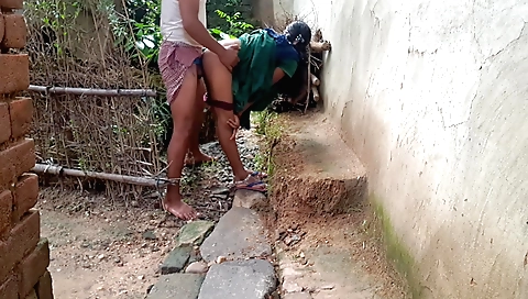 Indian hottie shows off her sexy body in the outdoor