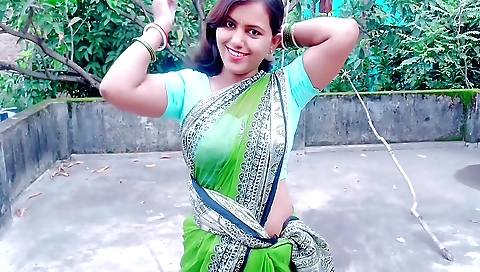 Beautiful amateur brunette in the outdoor solo video