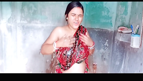 Sexy amateur babe naked in a shower in amateur porn