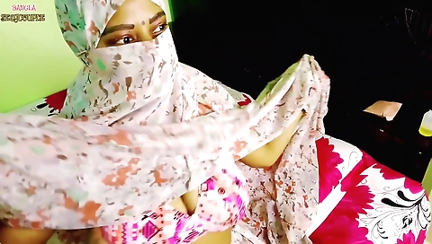 Indian babe showing her nice face and face-picking