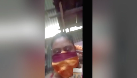 Amateur girl in a solo video with her beautiful pussy