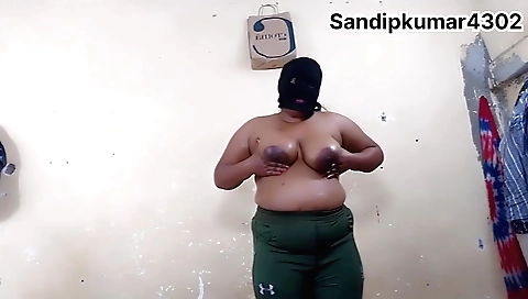 Desi Bhabhi With Big Boobs Doing Hard Massage Therapy On Her Body