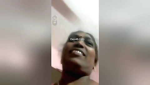 Big boobs and sexy body of a mature girl in a solo video