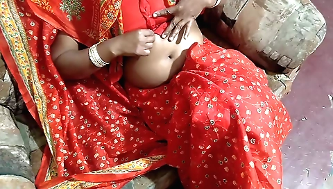 Bhabhi desi indian milf shows off her booty in this video