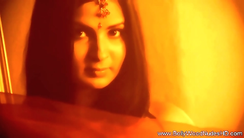 Indian woman dances with her naked body in hd video