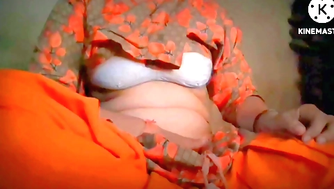 Indian solo girl gets fucked in her hot body in bed