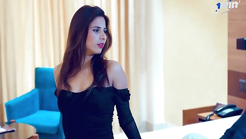 Indian woman gets off from husband in amateur video