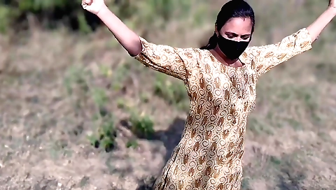 Brunette in Indian clothes gets her cunt fucked outdoors