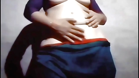 Indian chick gives her tight pussy fucked in solo scene