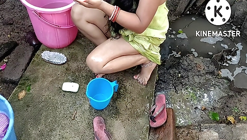 Indian girl with a big ass and a sexy body in an outdoor video