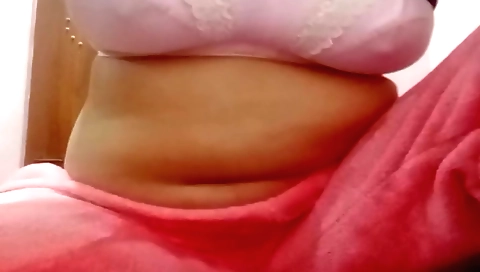 Busty brunette hottie masturbating in the webcam vid