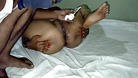 Indian brunette with a nice round ass has anal sex