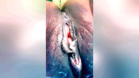 Indian hottie shows her pink pussy in a hot hd vid