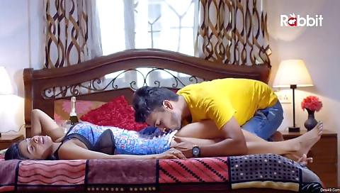 Brunette babe is dancing in bed trying to catch some attention