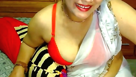 Indian solo video showing a sexy big booty amateur girl