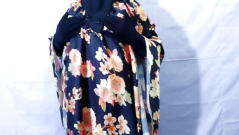 Indian housewife makes a porn video with a big cock