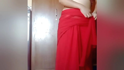 Amateur brunette with round booty masturbates on the web cameras