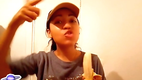 Amateur brunette milf sucking the banana and eating the banana