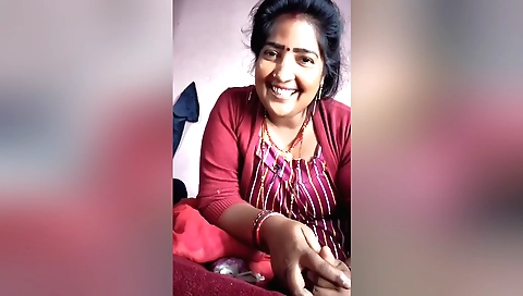 Indian mature takes off the sexy lingerie and plays at home