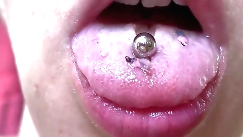 Indian girl gets a solo fucking video on her hairy pussy